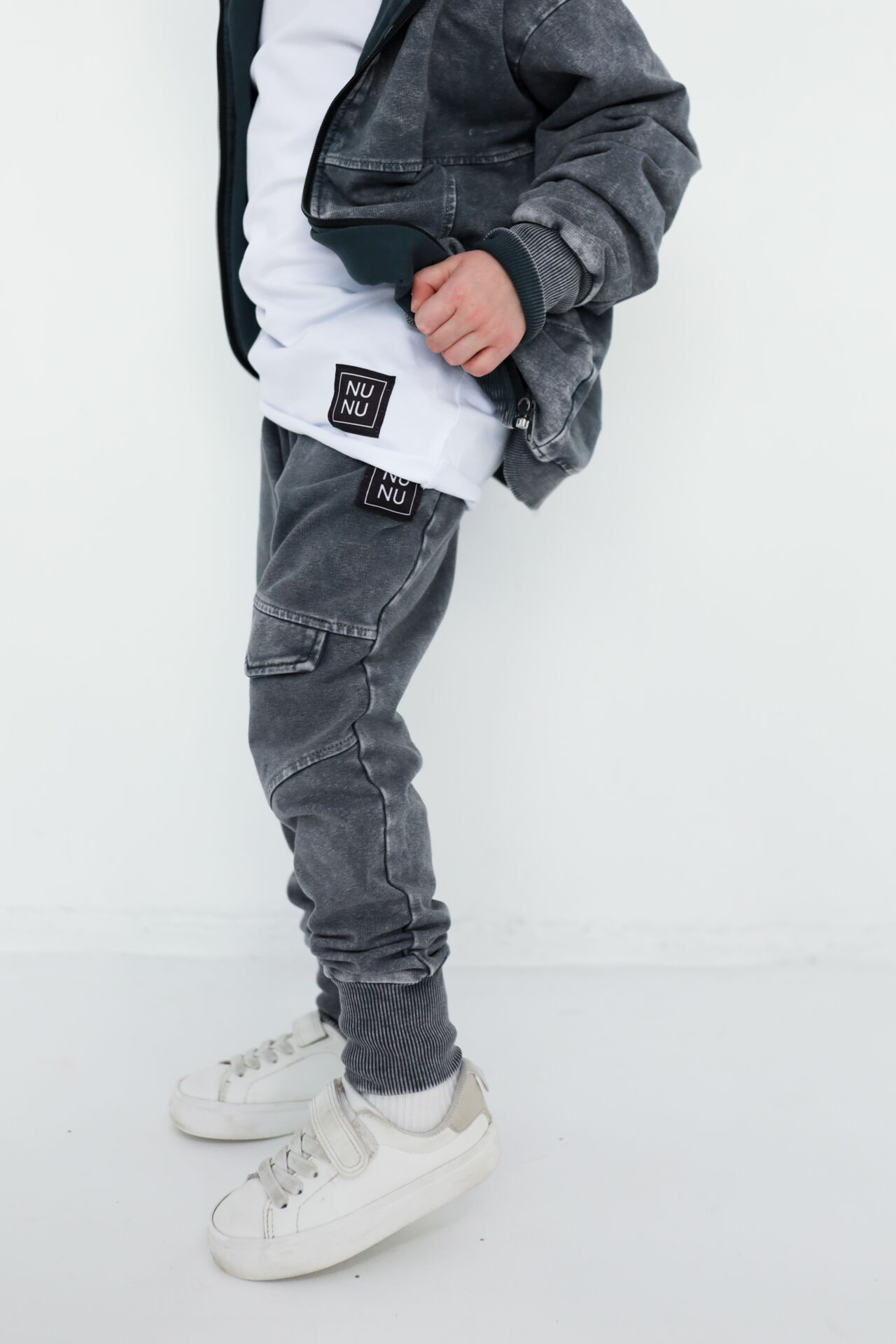 SPODNIE DZIECIĘCE DRESOWE DEKATYZOWANE Z PATKAMI GREY - obrazek 3