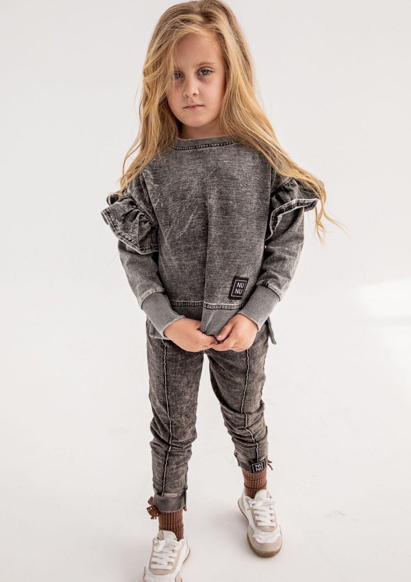 BLUZA DZIECIĘCA Z FALBANKĄ JEANS BLACK - obrazek 6