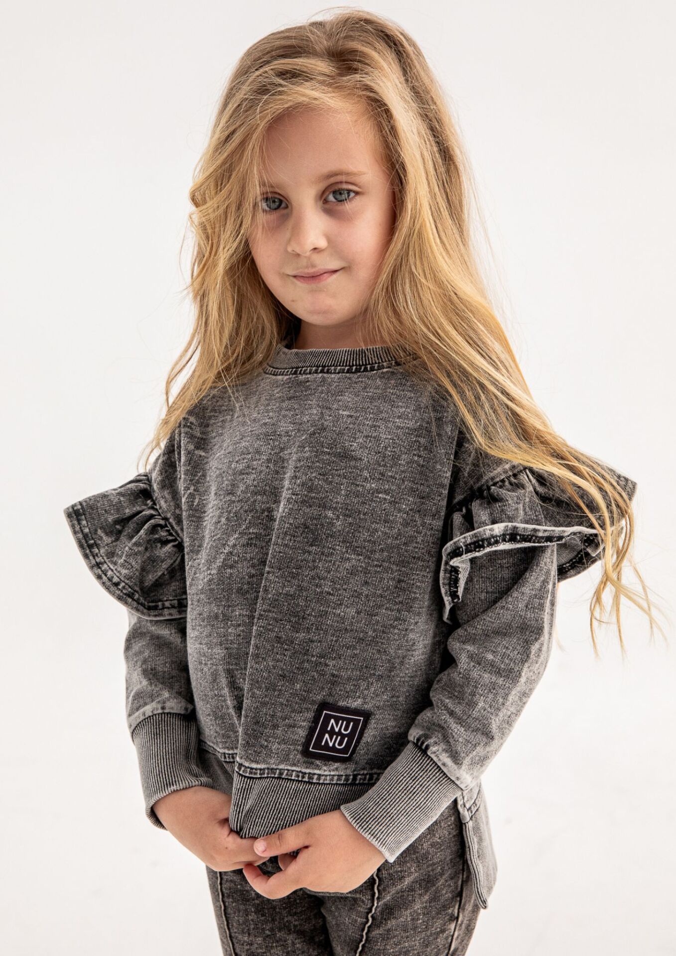 BLUZA DZIECIĘCA Z FALBANKĄ JEANS BLACK - obrazek 5