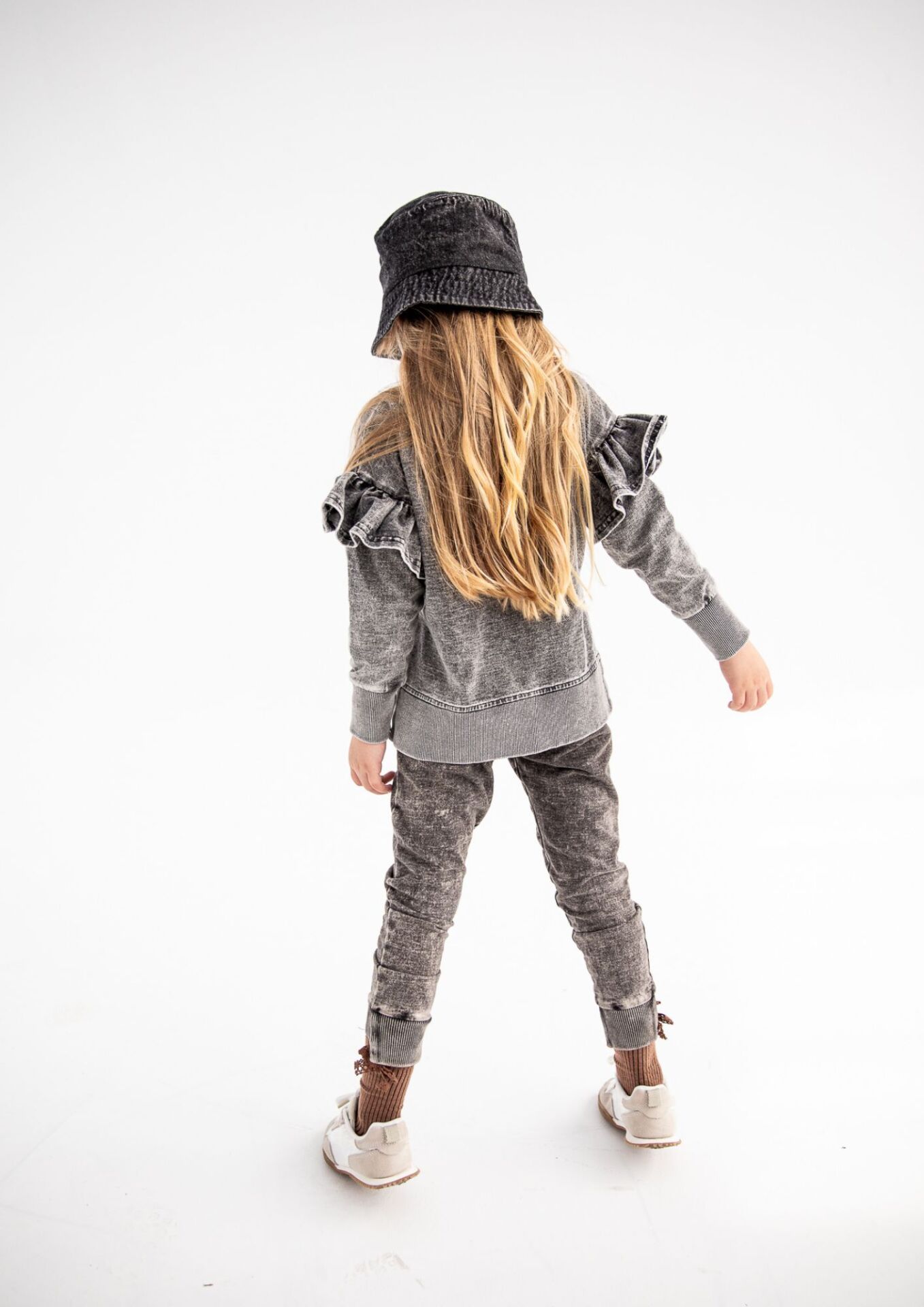 BLUZA DZIECIĘCA Z FALBANKĄ JEANS BLACK - obrazek 4