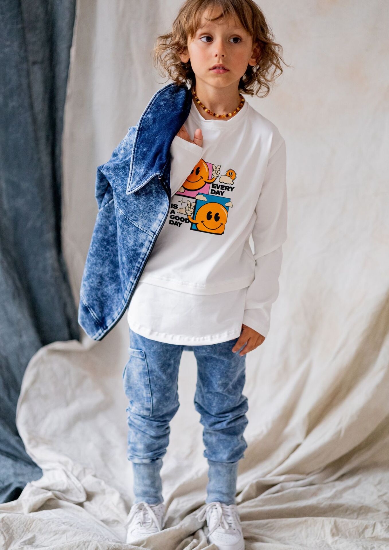 Spodnie dziecięce BOJÓWKI DEKATYZOWANE JEANS blue NUNU Koszulka dziecięca długi rękaw PRZEDŁUŻANA white