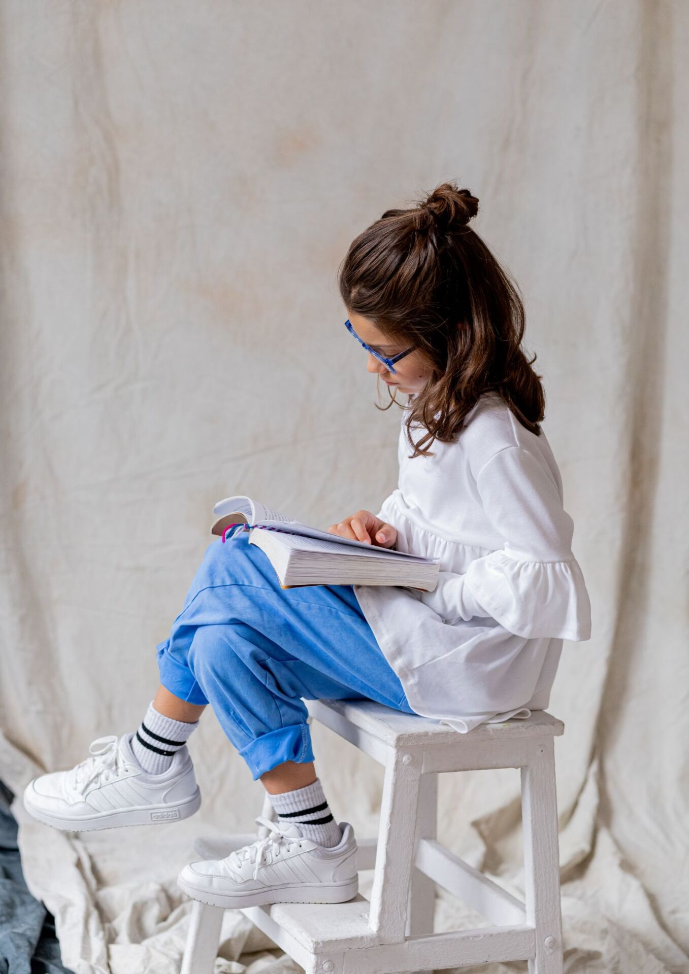 Spodnie dziecięce BOYFRIEND JEANS VINTAGE baby blue NUNU Bluzka dziecięca Z FALBANKĄ white