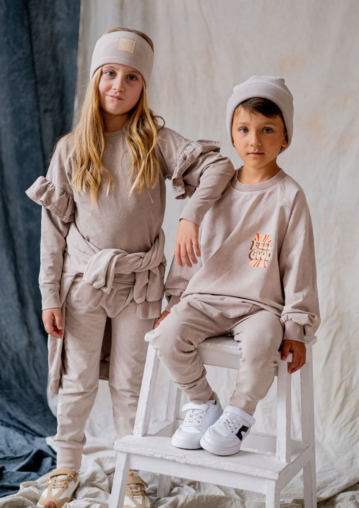 Spodnie dziecięce DEKATYZOWANE VINTAGE beige NUNU Koszulka dziecięca długi rękaw Z FALBANKĄ VINTAGE beige