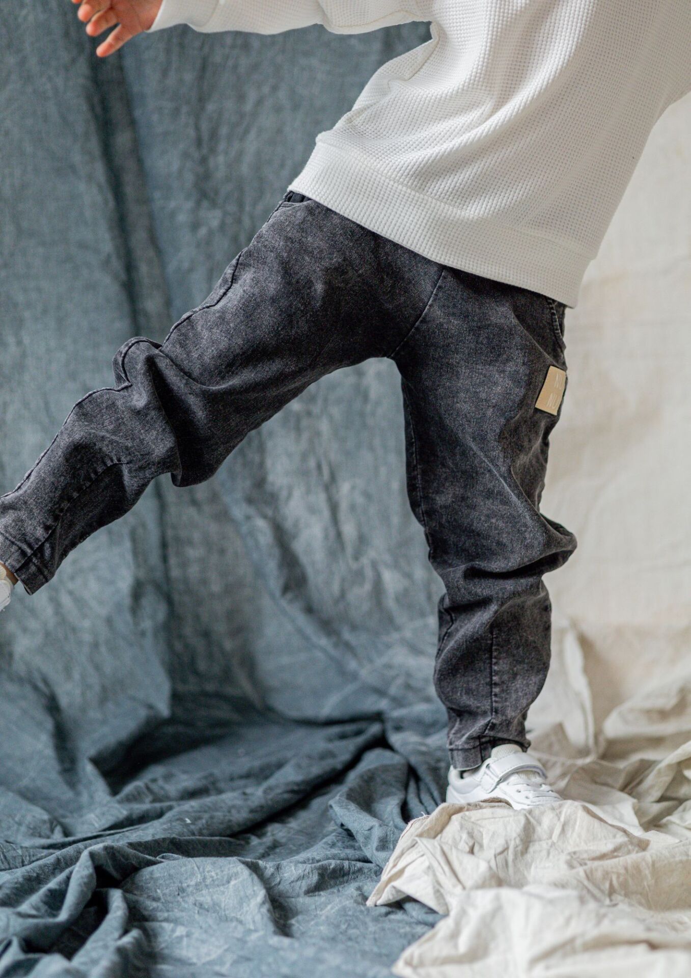 Spodnie dziecięce BOYFRIEND JEANS dark black  NUNU Sweterek dziecięcy WAFEL Z KOŁNIERZYKIEM white