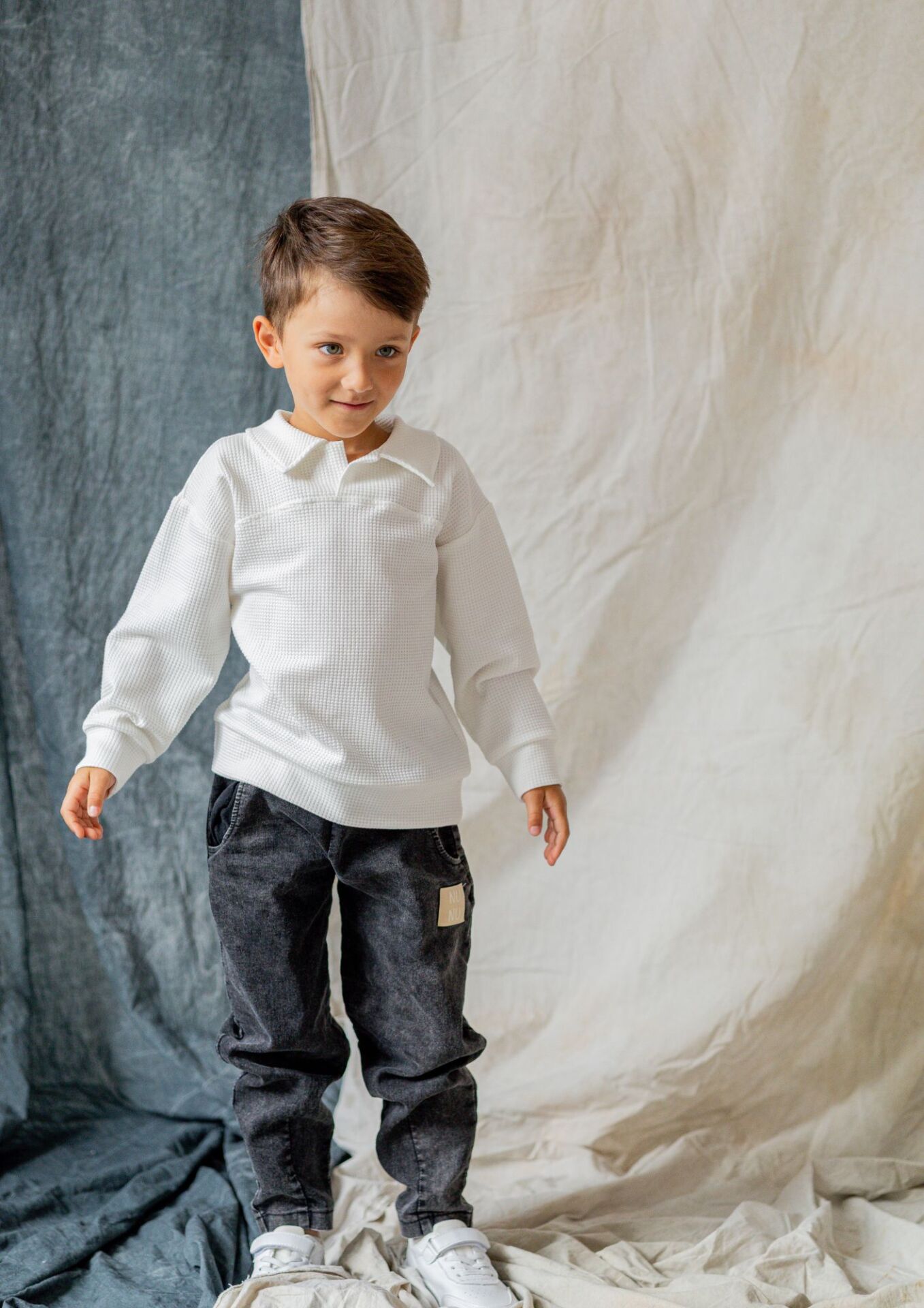 Spodnie dziecięce BOYFRIEND JEANS dark black NUNU Sweterek dziecięcy WAFEL Z KOŁNIERZYKIEM white