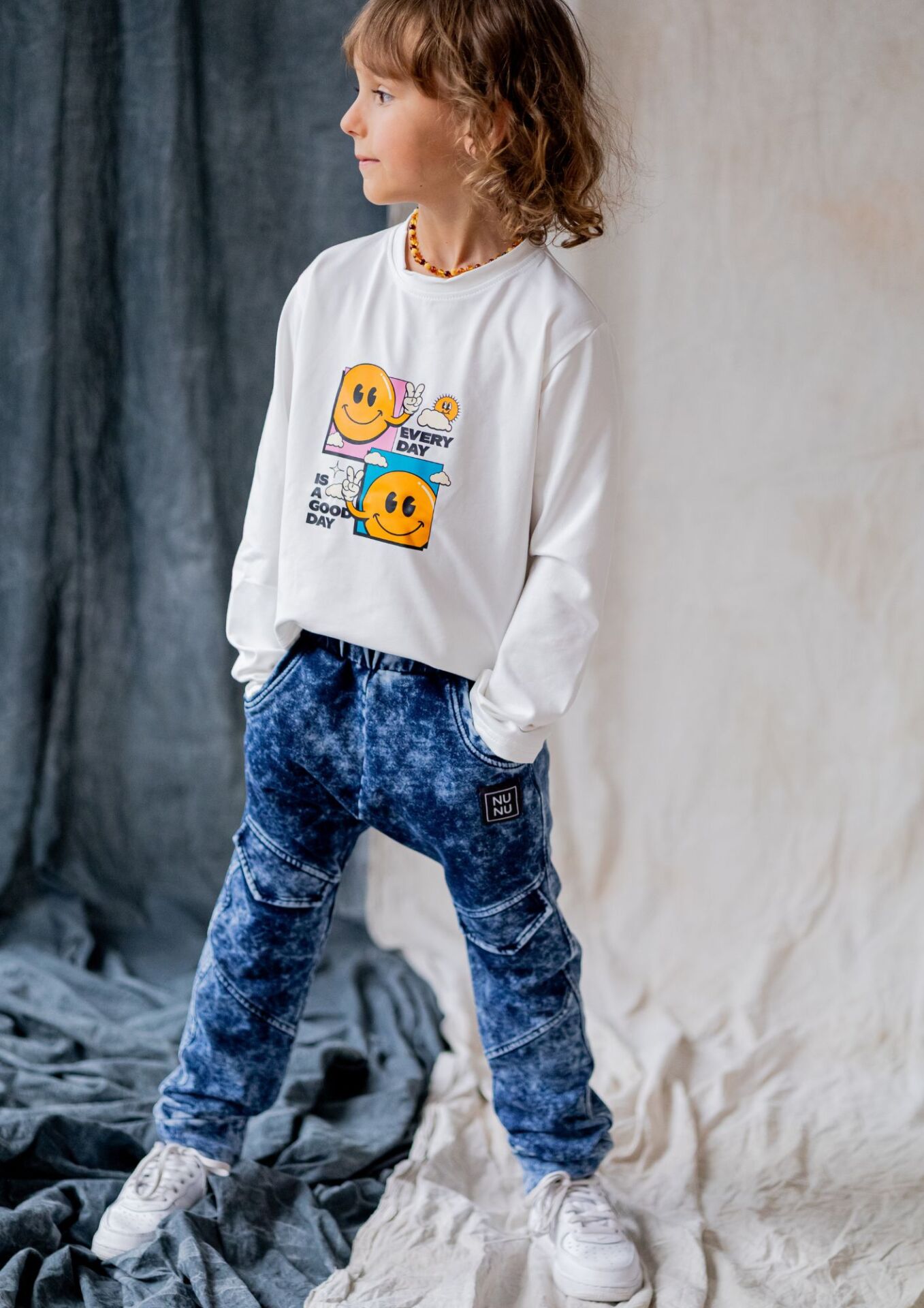 Spodnie dziecięce PATKA DEKATYZOWANE JEANS dark blue NUNU Koszulka dziecięca długi rękaw PRZEDŁUŻANA white
