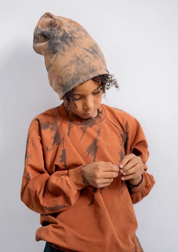 Czapka z kominem dziecięca prążek TIE DYE latte