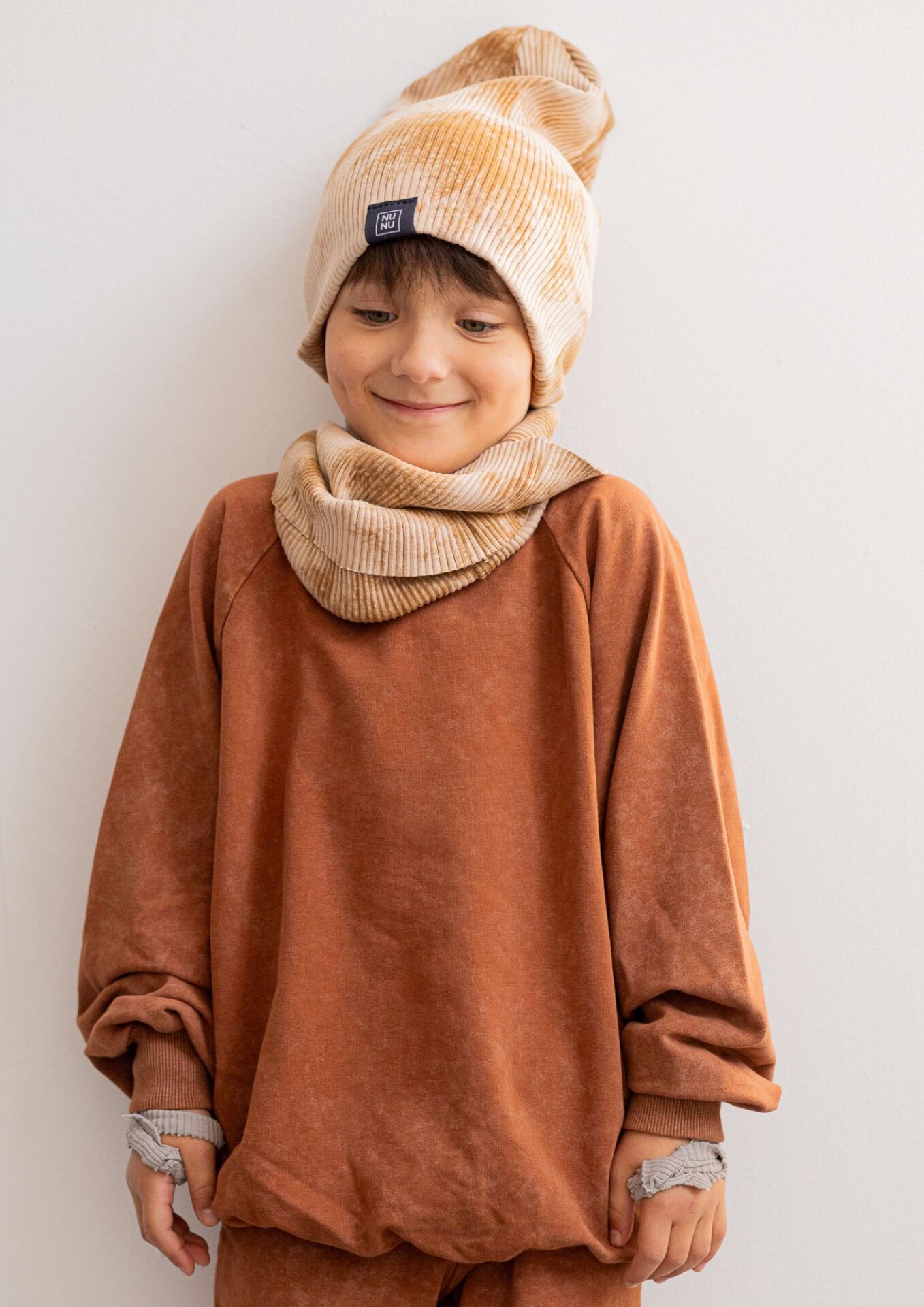 Czapka z kominem dziecięca prążek TIE DYE beige NUNU