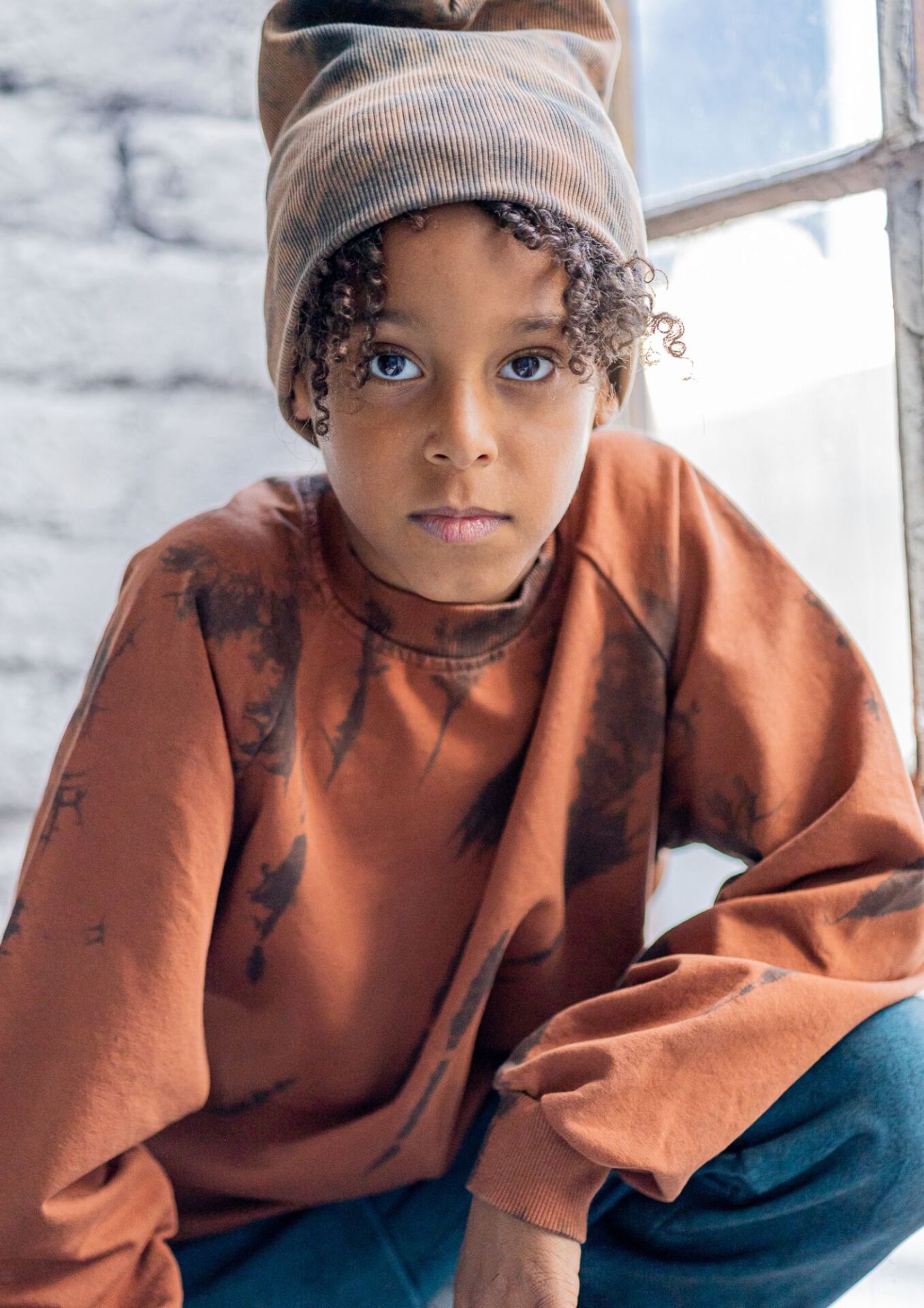 Czapka z kominem dziecięca prążek TIE DYE latte NUNU