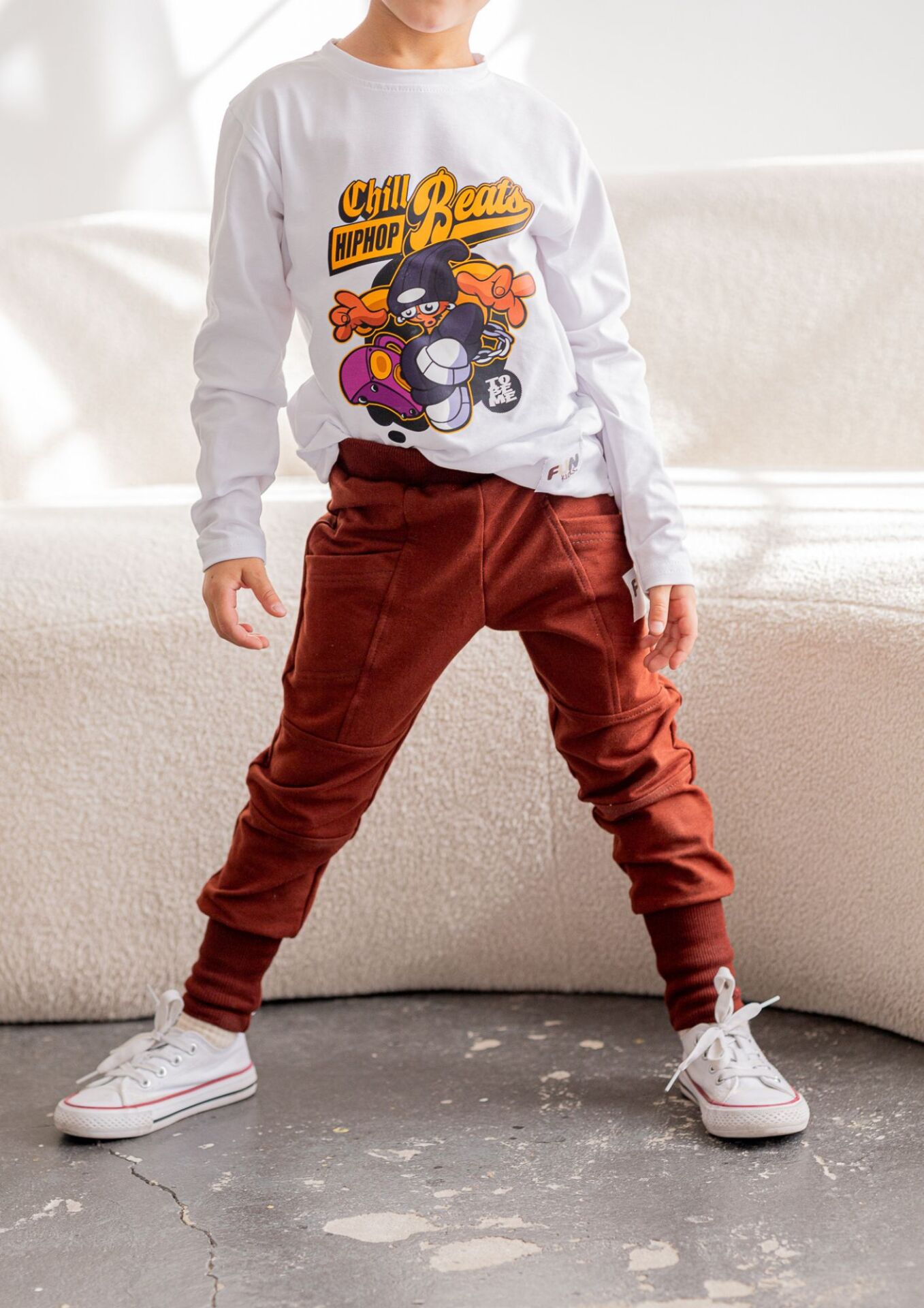 Spodnie dziecięce z kieszeniami brown Koszulka dziecięca długi rękaw white FUN KIDS