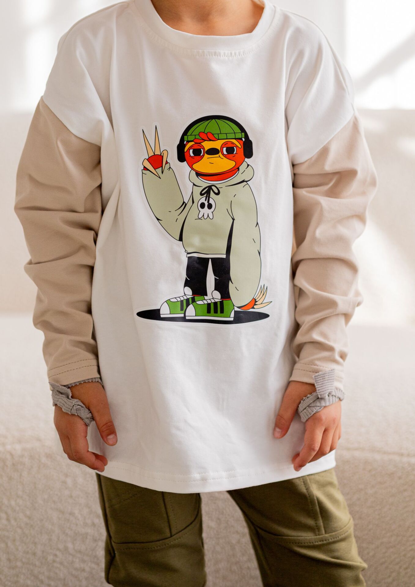 Spodnie dziecięce z kieszeniami khaki Koszulka dziecięca długi rękaw ecru-beige FUN KIDS