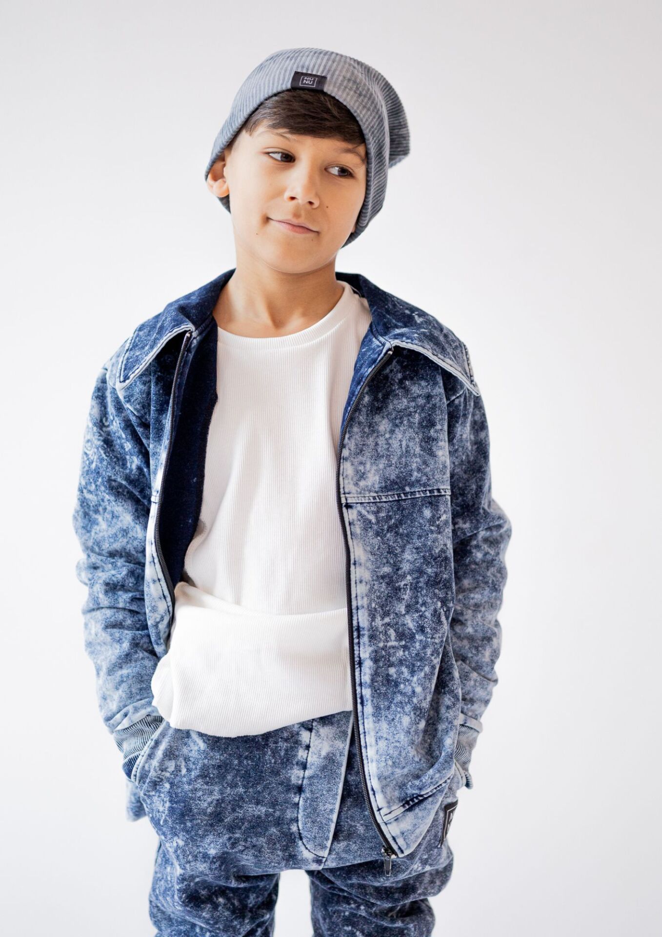 Spodnie dziecięce ŚCIĄGACZ BATIK jeans blue Bluza dziecięca BOMBERKA JEANS dark blue NUNU