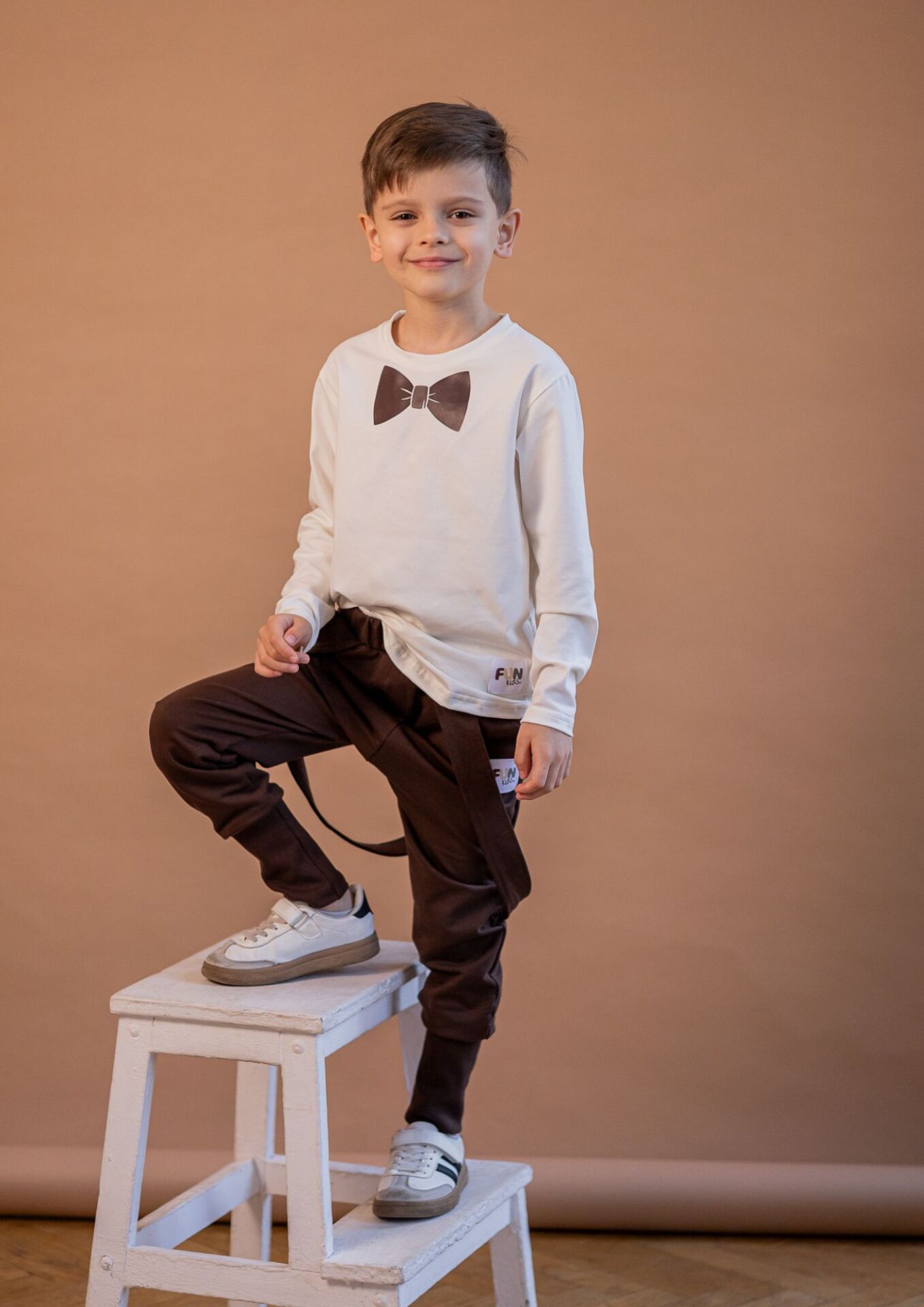 Spodnie dziecięce z szelkami brąz Koszulka dziecięca długi rękaw mucha brąz ecru FUN KIDS