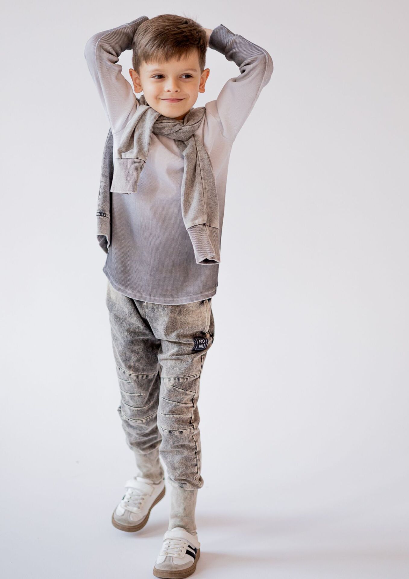 Spodnie dziecięce JOGGERY jeans black Koszulka dziecięca długi rękaw PRĄŻEK OMBRE grey NUNU