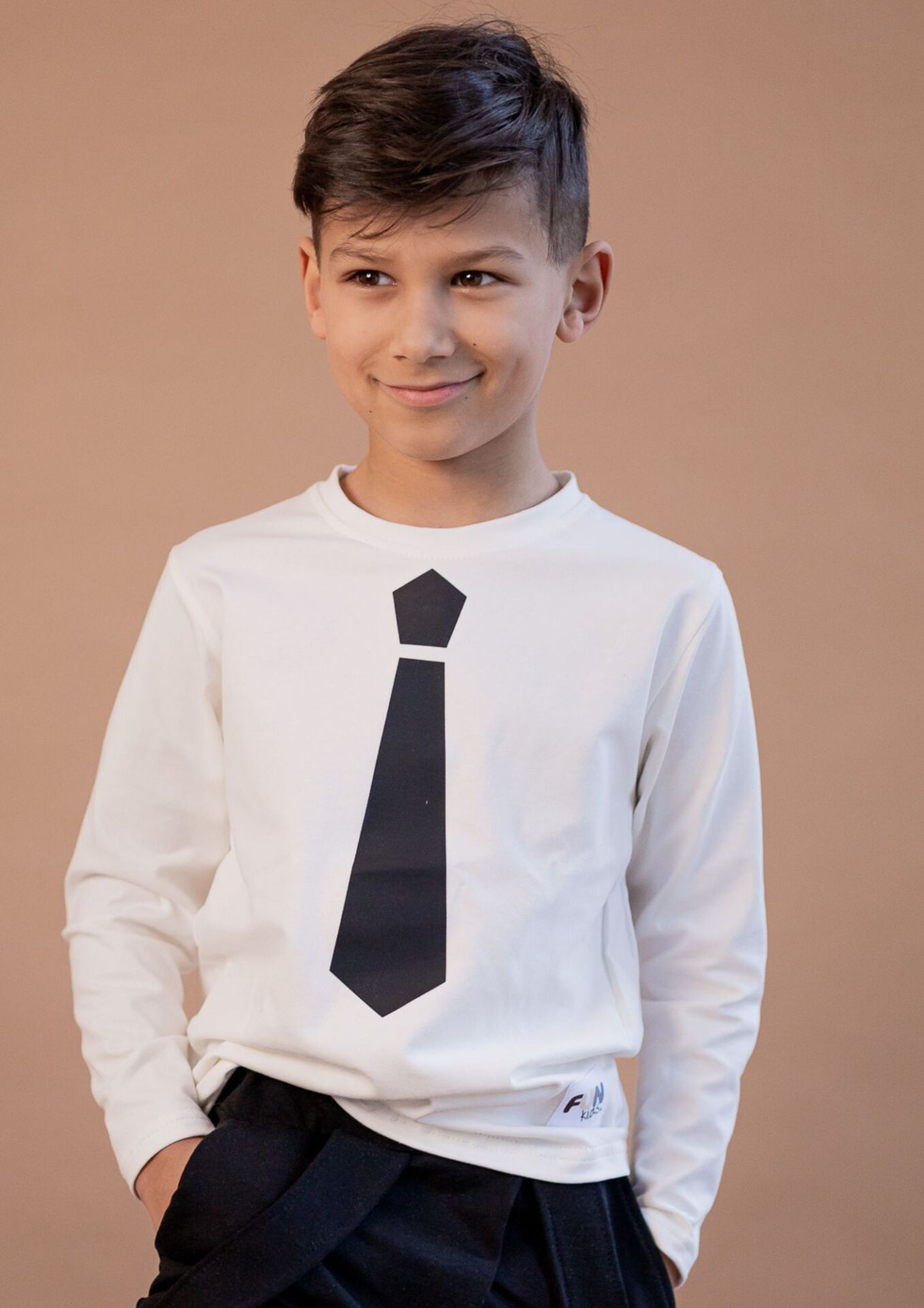 Spodnie dziecięce z szelkami czarne Koszulka dziecięca długi rękaw krawat czarny ecru FUN KIDS