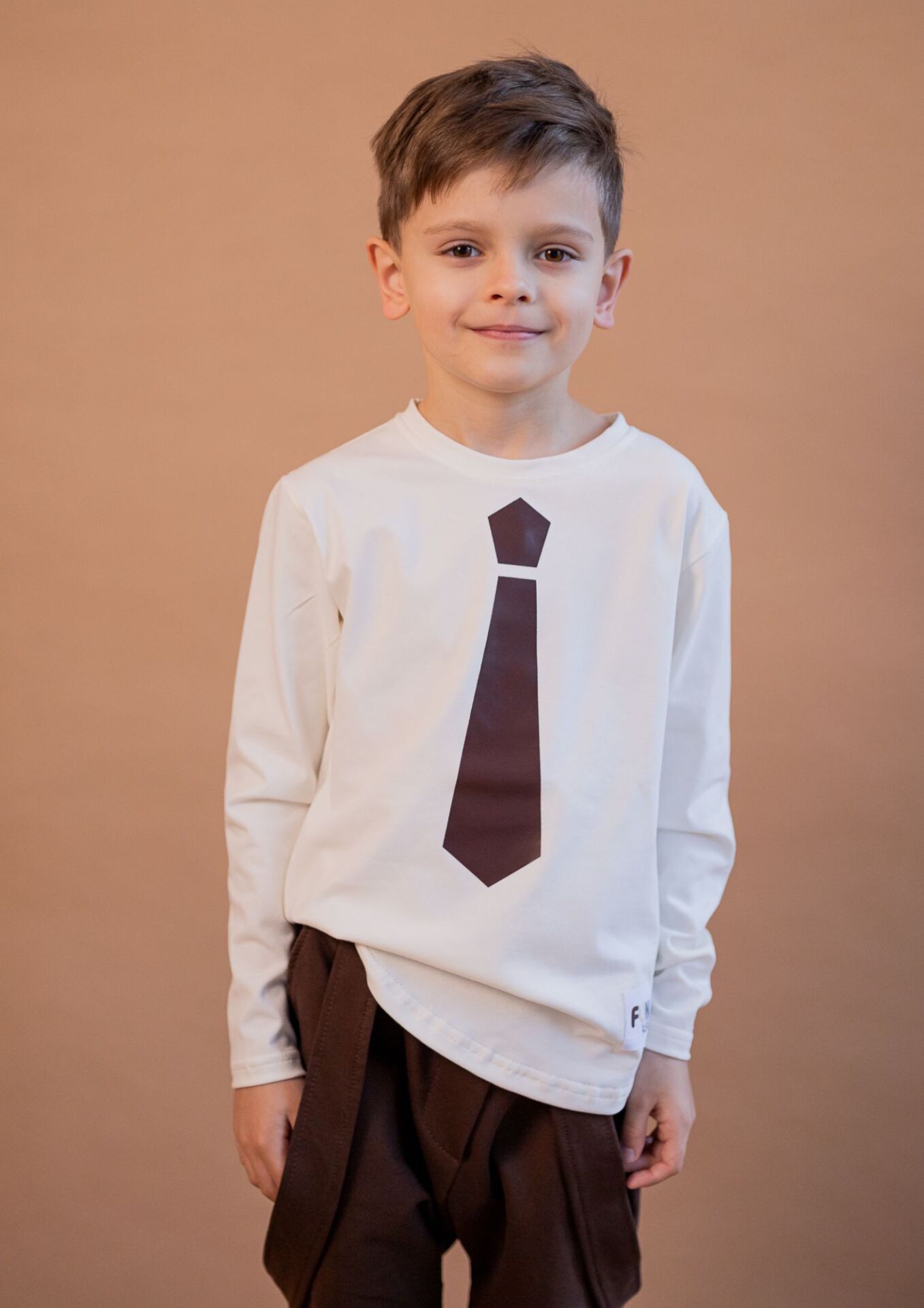 Spodnie dziecięce z szelkami brąz Koszulka dziecięca długi rękaw krawat brąz ecru FUN KIDS