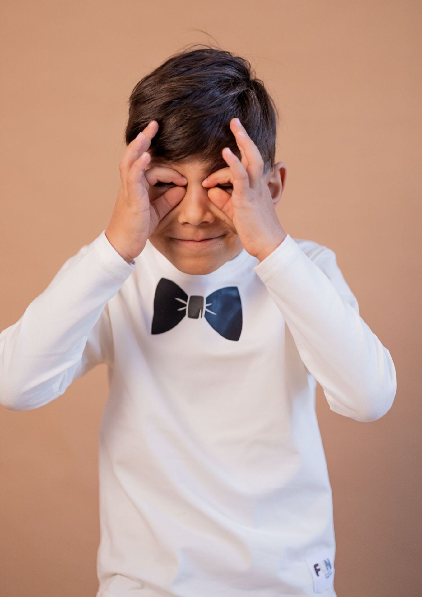 Spodnie dziecięce z szelkami czarne Koszulka dziecięca długi rękaw mucha czarna ecru FUN KIDS