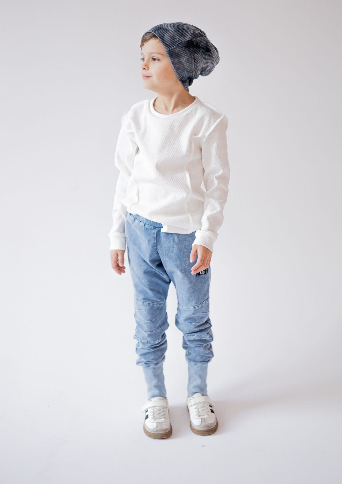 Spodnie dziecięce JOGGERY jeans blue Koszulka dziecięca długi rękaw PRĄŻEK white NUNU