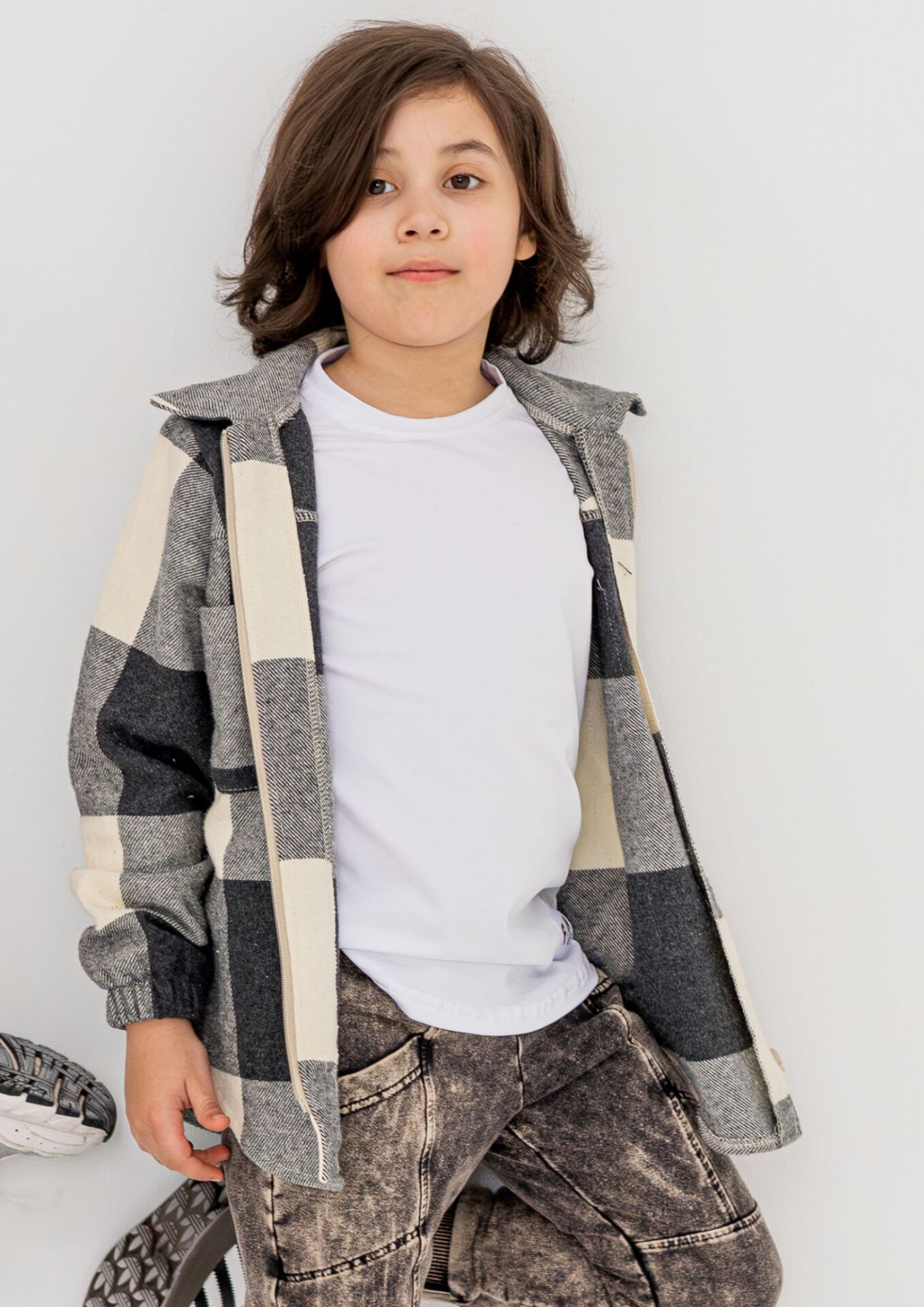 Spodnie dziecięce JOGGERY z kieszeniami black Koszula dziecięca KRATA grafit NUNU