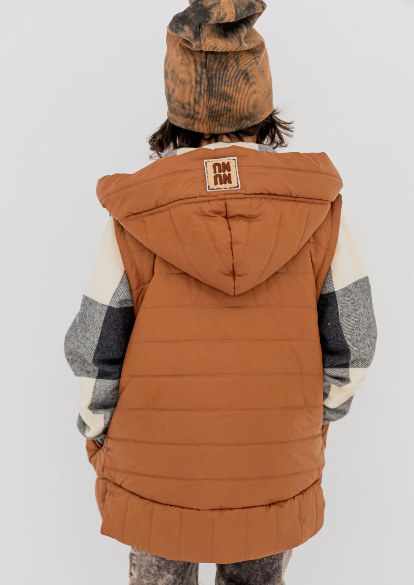 Koszula dziecięca KRATA grafit Kamizelka dziecięca PIKOWANA latte NUNU