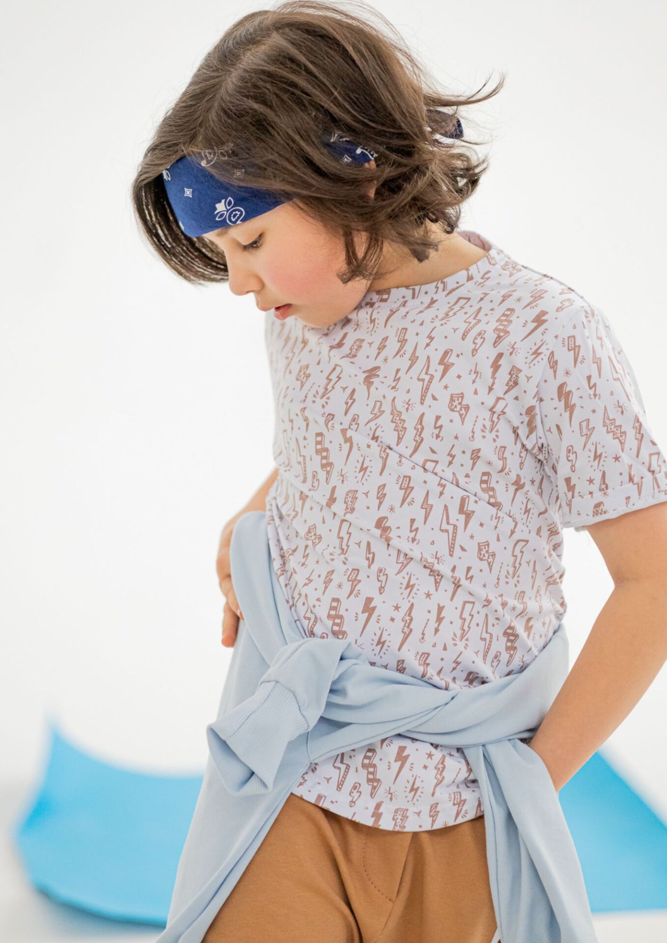 Spodnie dziecięce JOGGERY BASIC beige Koszulka dziecięca krótki rękaw STORM CAMEL white FUN KIDS