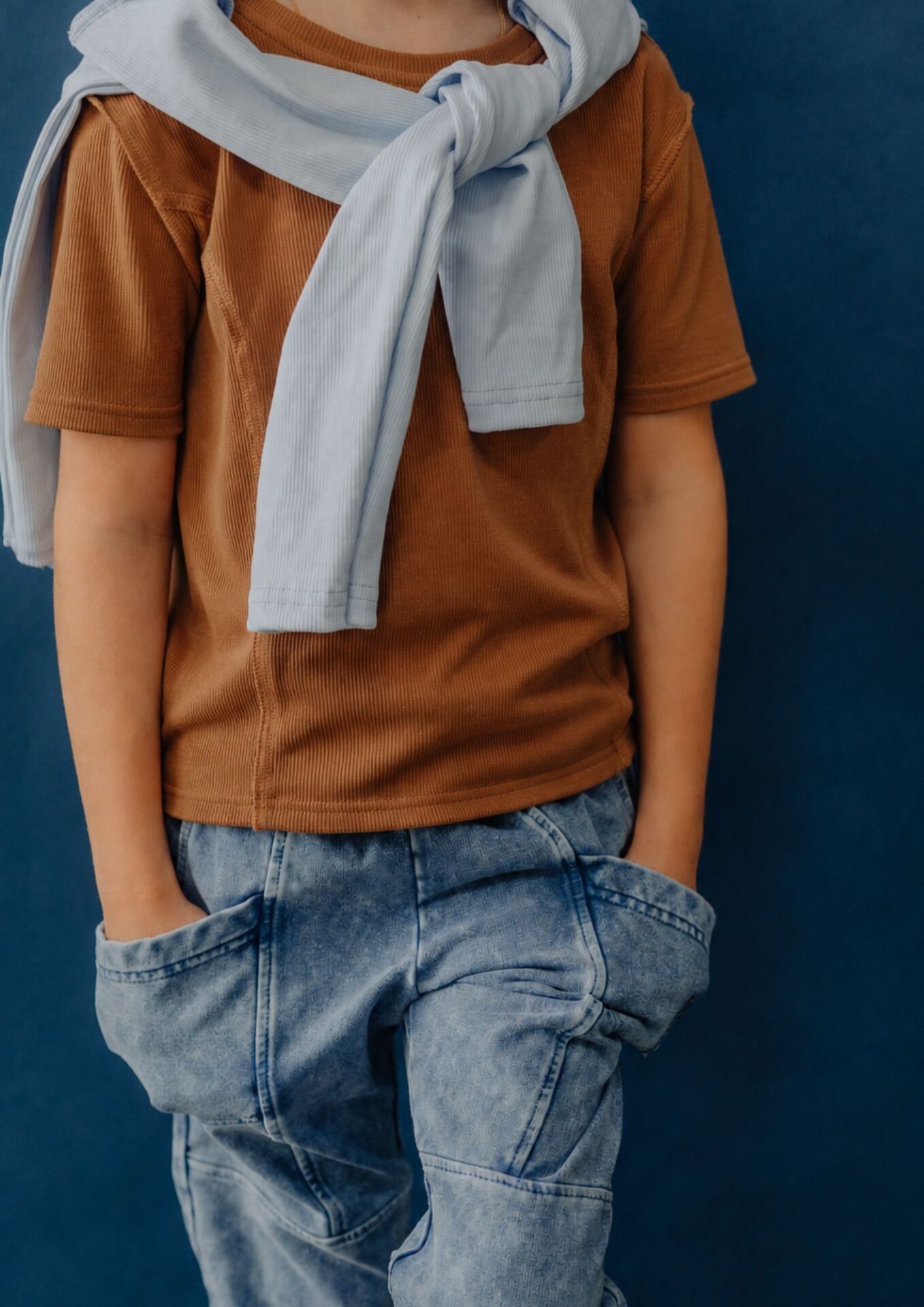 Spodnie dziecięce JOGGERY z patkami jeans blue Koszulka dziecięca krótki rękaw PRĄŻEK beige NUNU