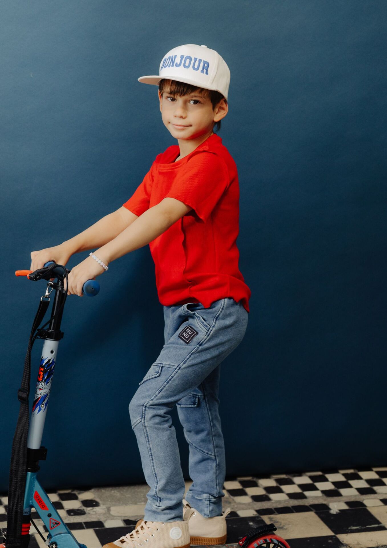 Spodnie dziecięce JOGGERY z patkami jeans blue Koszulka dziecięca krótki rękaw PRĄŻEK red NUNU