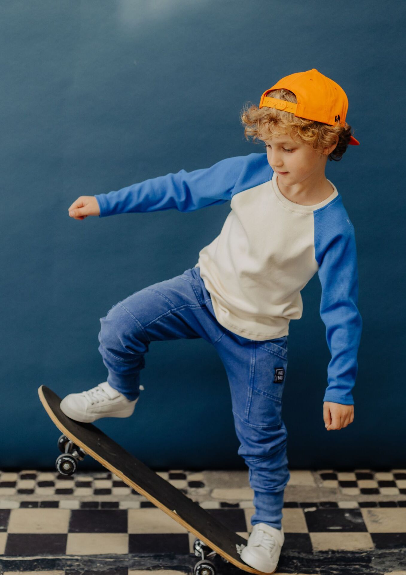Spodnie dziecięce JOGGERY z kieszeniami blue Koszulka dziecięca długi rękaw DUO COLOR chaber NUNU