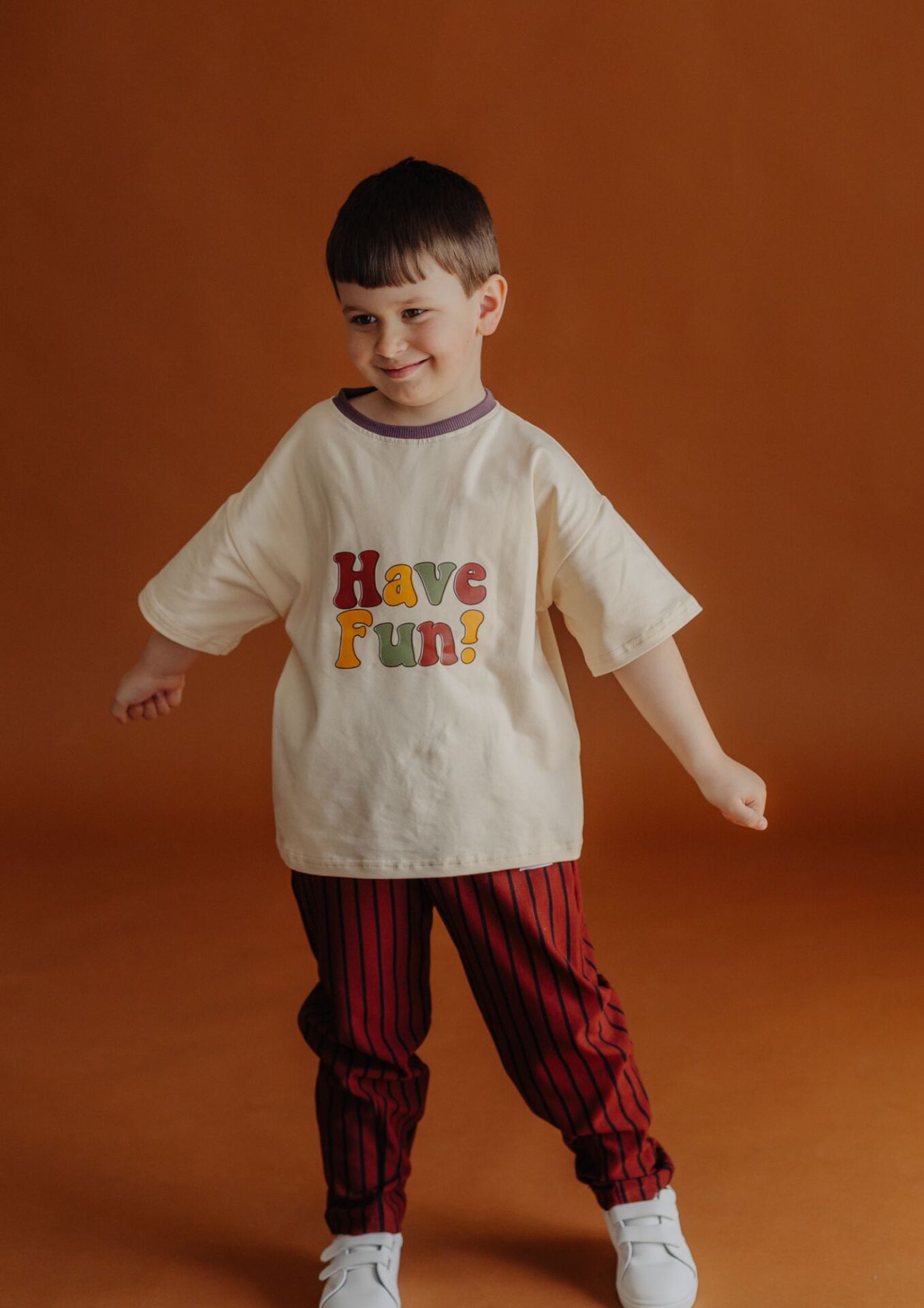 Spodnie dziecięce BOYFRIEND PASKI brown FUN KIDS Koszulka dziecięca krótki rękaw HAVE FUN beige-coffe FUN KIDS