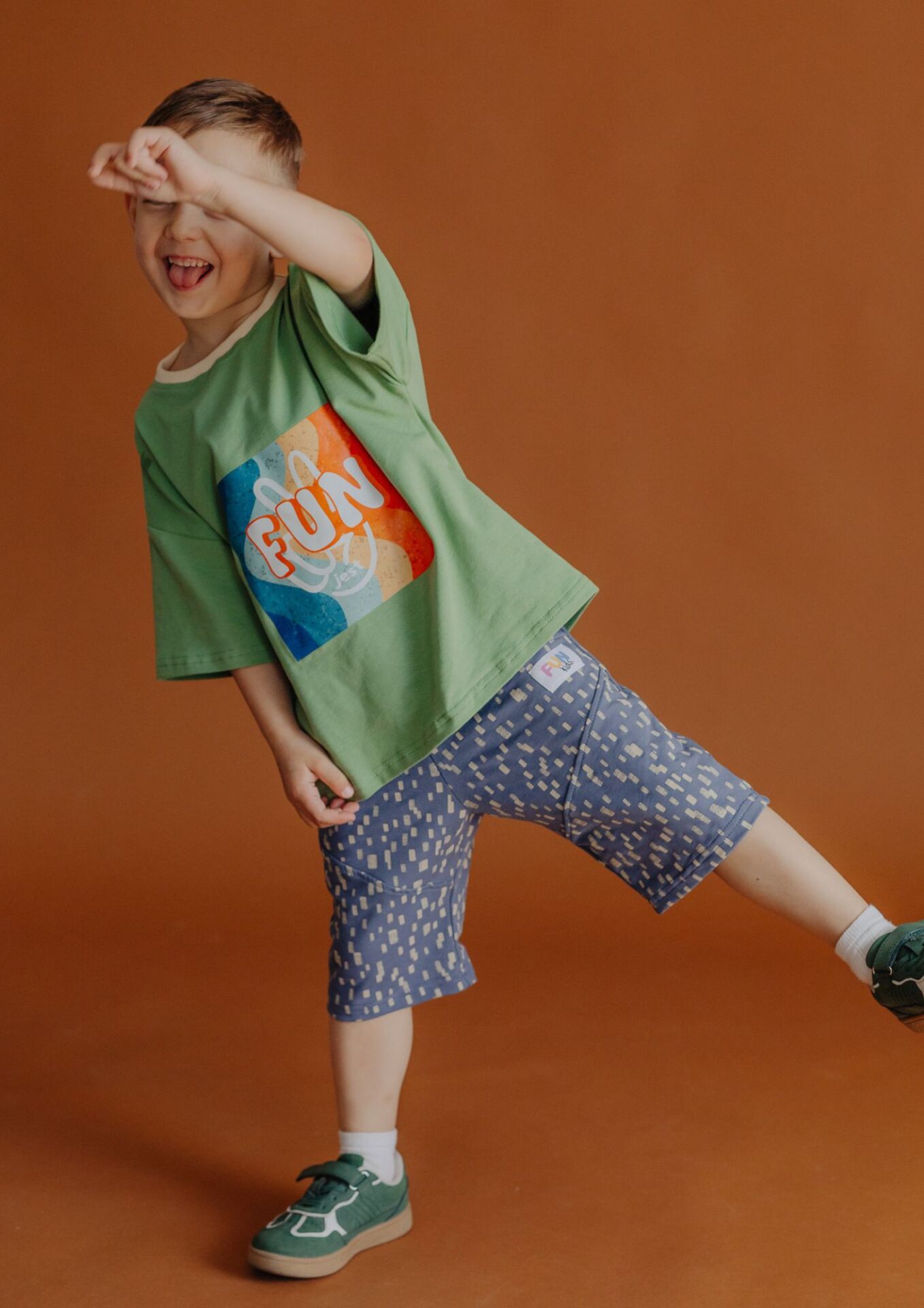 Szorty dziecięce PRINT blue FUN KIDS 	Koszulka dziecięca krótki rękaw FUN green-beige FUN KIDS